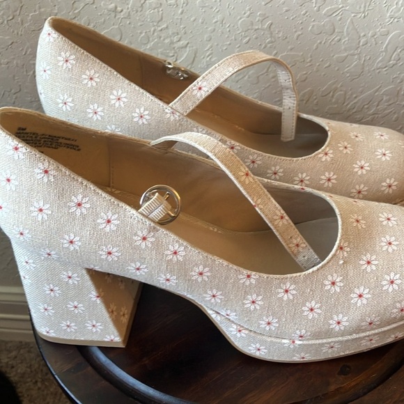 Madden Girl: Tan with flower pattern heeled Mary Jane style shoes- Y2K- 9M - Picture 16 of 16
